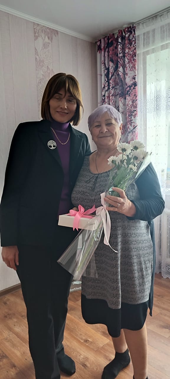 01 қазанда Қарабалық аудандық мәслихат аппаратының басшылығы өз ардагерлерді Әсем жастағы адамдар күнімен құттықтады.