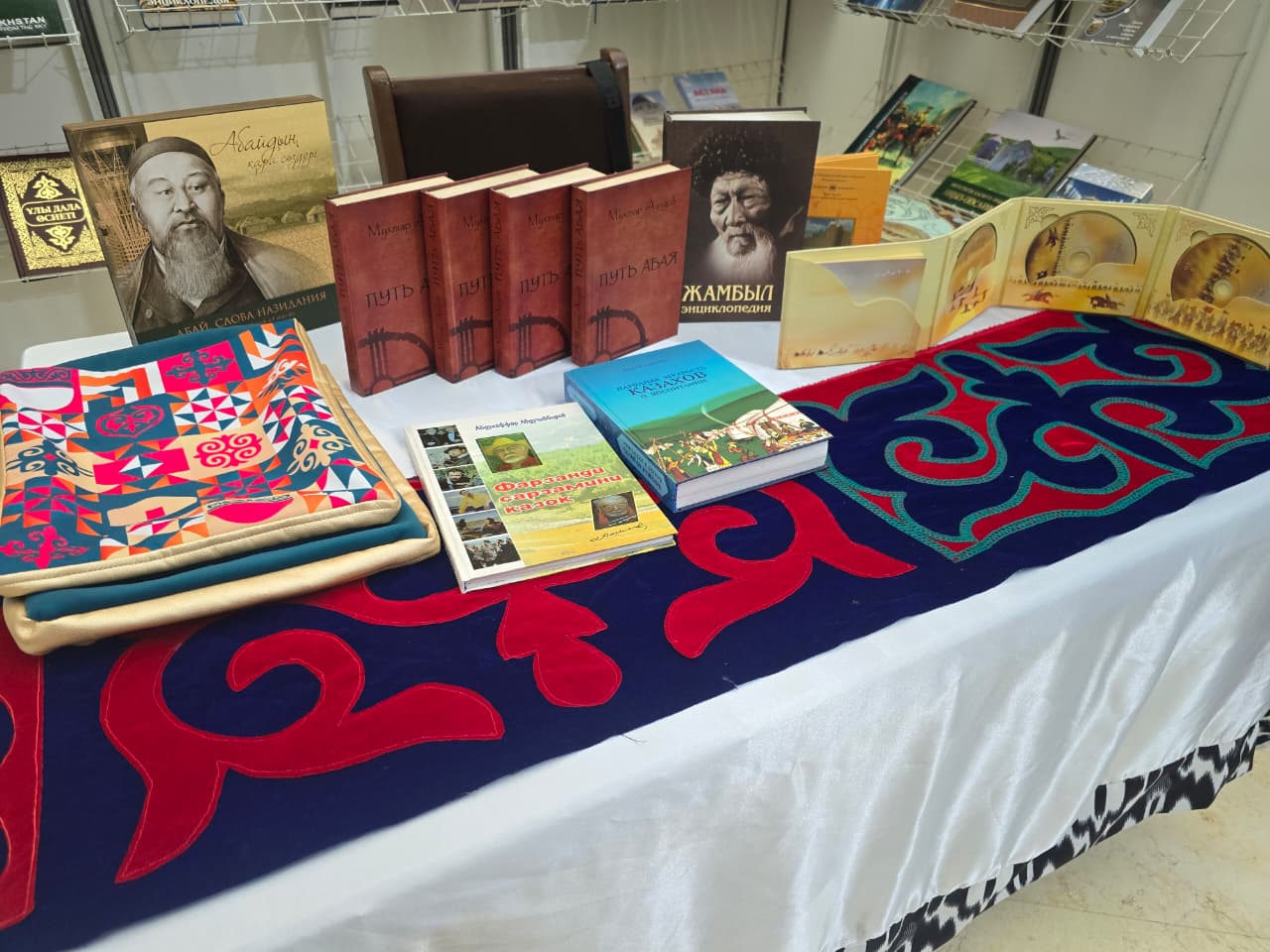 В международной книжной выставке в Таджикистане представлены казахстанские книги