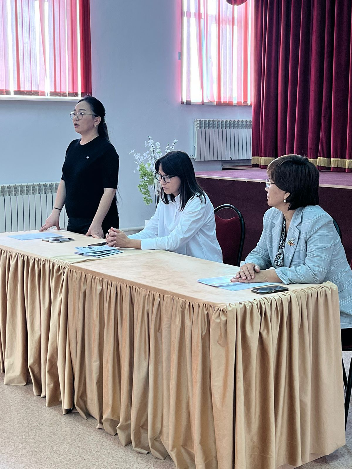 Мәртөк ауданы Сарыжар ауылының тұрғындарымен вакцинацияның маңыздылығын түсіндіру бойынша кездесу өтті.