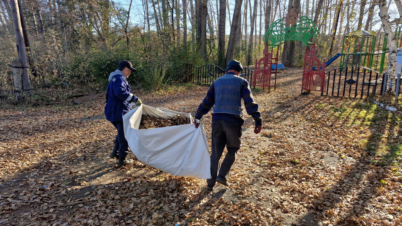 В селе Верхнеберезовский проведена уборка территории обелиска и парка
