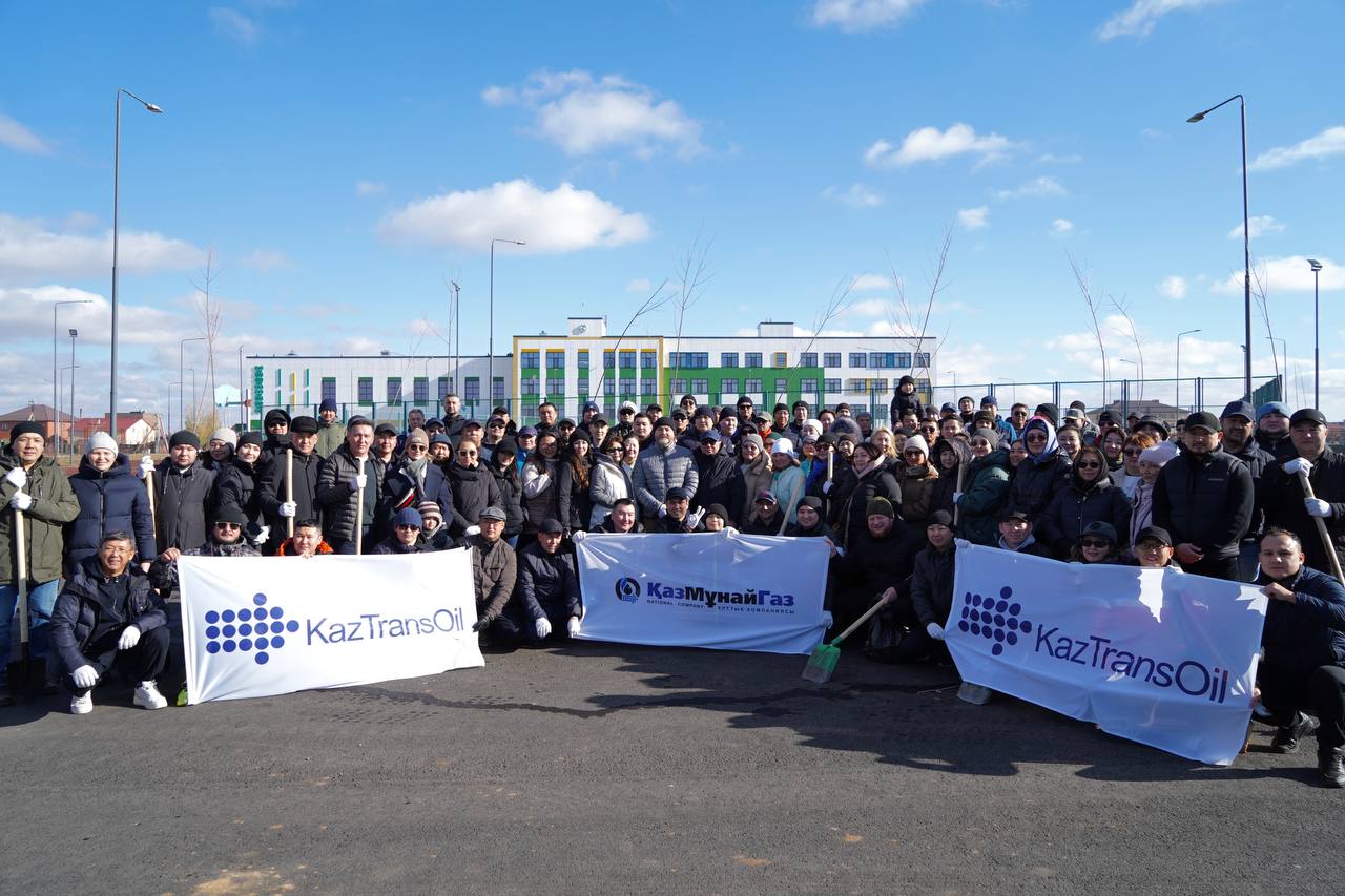 «1 адам – 5 ағаш»: «ҚазТрансОйл» АҚ қызметкерлері «Үркер» тұрғын алабында 200 түп ағаш отырғызды