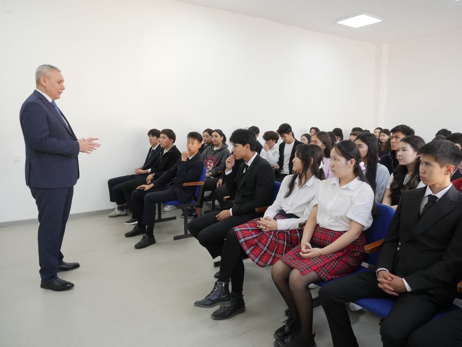 ӨКІЛ ЖАСТАР КОМИССИЯСЫНЫҢ МҮШЕСІМЕН БІРГЕ МЕКТЕП ОҚУШЫЛАРЫМЕН КЕЗДЕСТІ