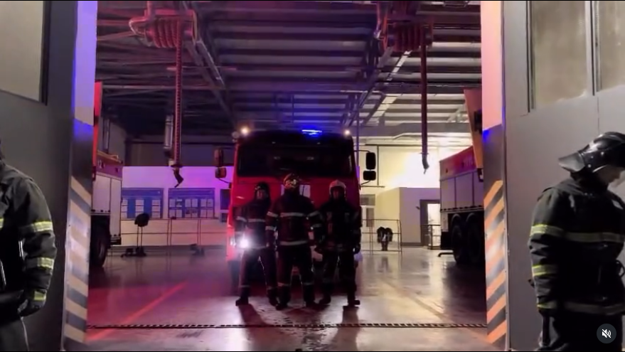 Бүгін біз ең қиын сәттерде алғаш болып көмекке келетін ержүрек жандарды құрметтейміз.