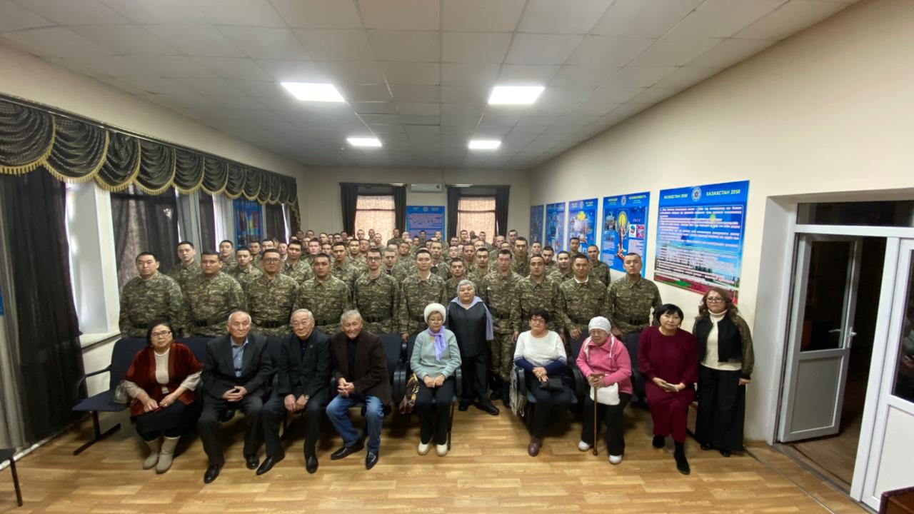 В преддверии Дня Республики в рамках государственного социального заказа была организована встреча с известным художником и общественным деятелем, пострадавшим от испытаний на Семипалатинском ядерном полигоне — Карипбеком Куюковым.