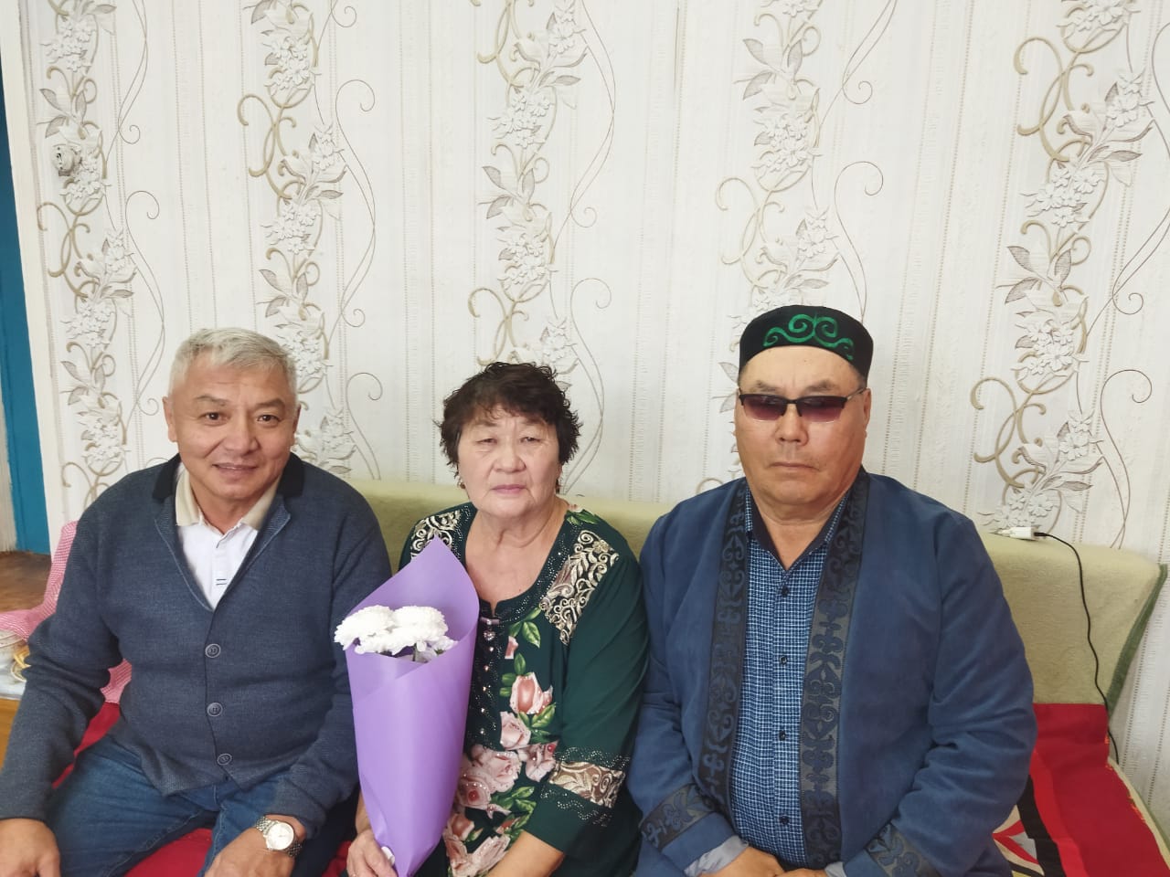 Председатель маслихата Есильского района Туткушев Е.М. посетил семью Кулатаевых Алпысбая Ережеповича и Галины Ильясовны, которые в этом году отметили юбилей 50 лет совместной жизни.