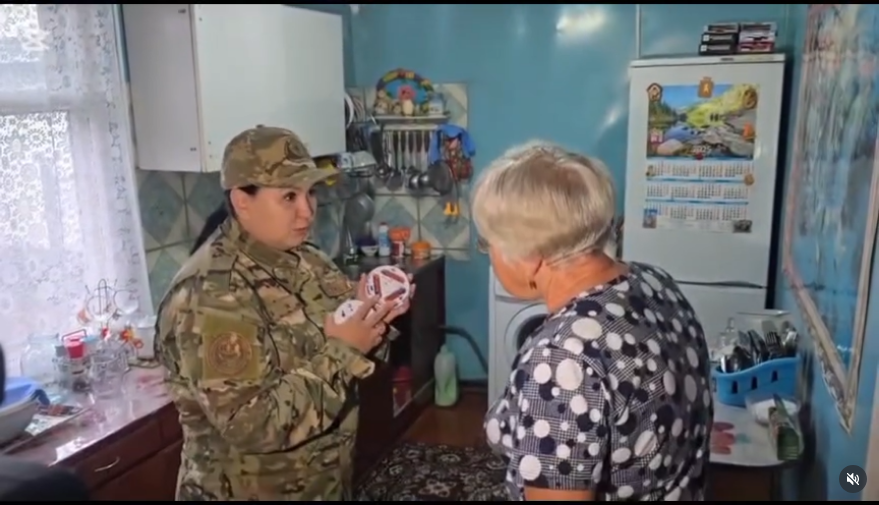 «Құтқарушылардың қамқорлығы»: Алтай ауданында зейнеткерлерге көмірқышқыл газының дабылқаққыштары орнатылуда