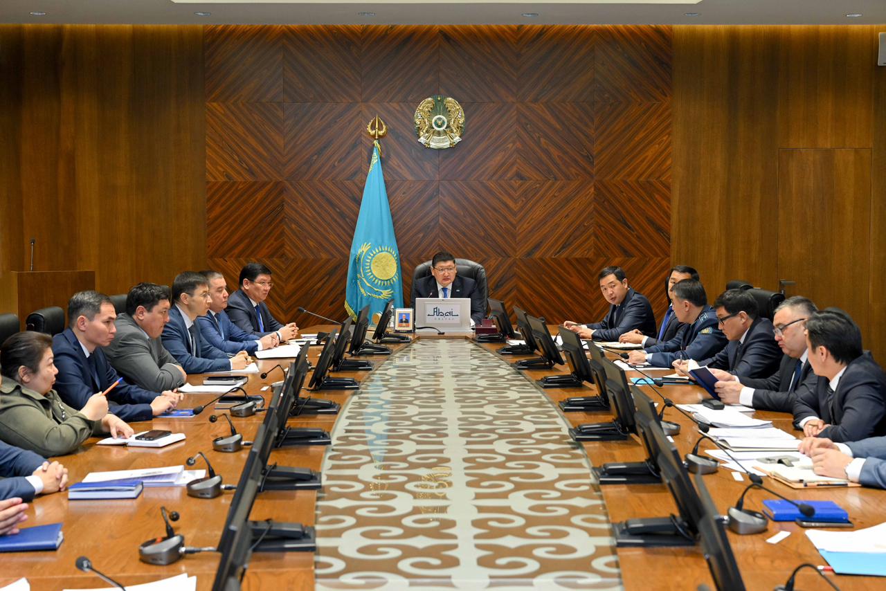 Абай облысында кадр тұрақтылығы мен мектептегі тамақтану мәселесі қаралды