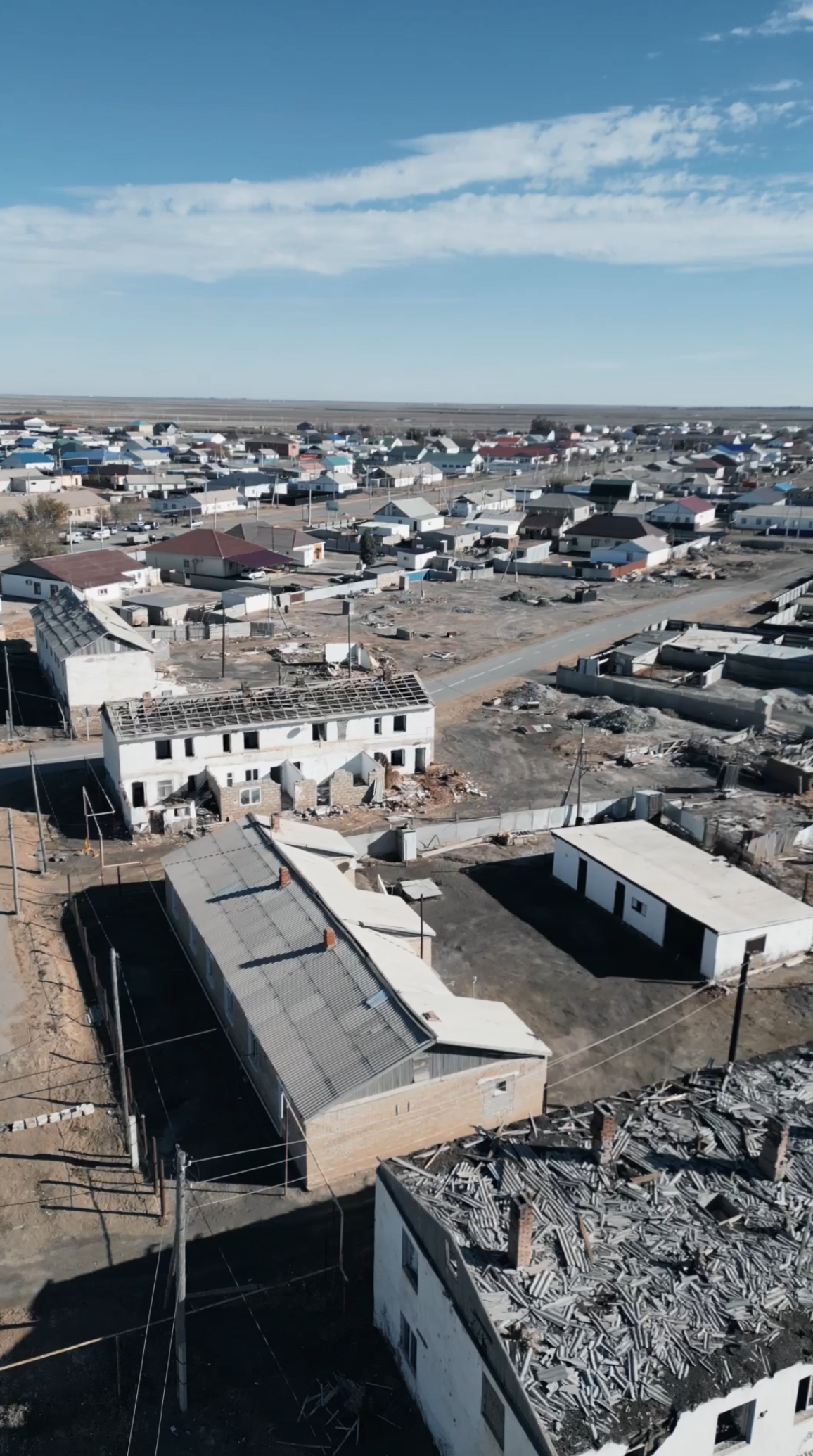 In the Isatai district, dilapidated buildings are being demolished