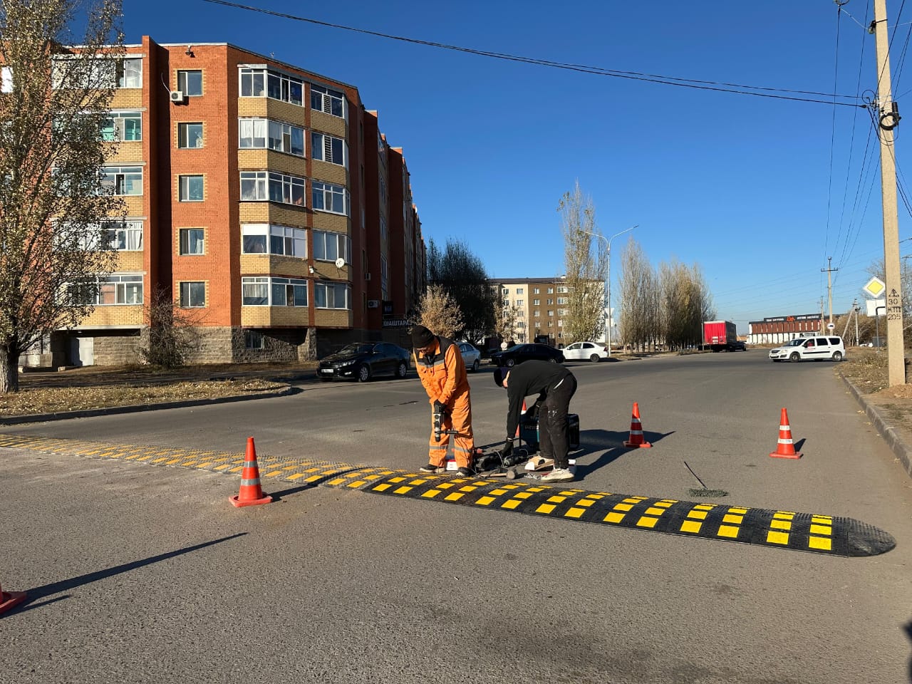 Қосшы қаласының "Лесная Поляна" тұрғын алабындағы жолға жасанды жол кедергілері орнатылып жатыр