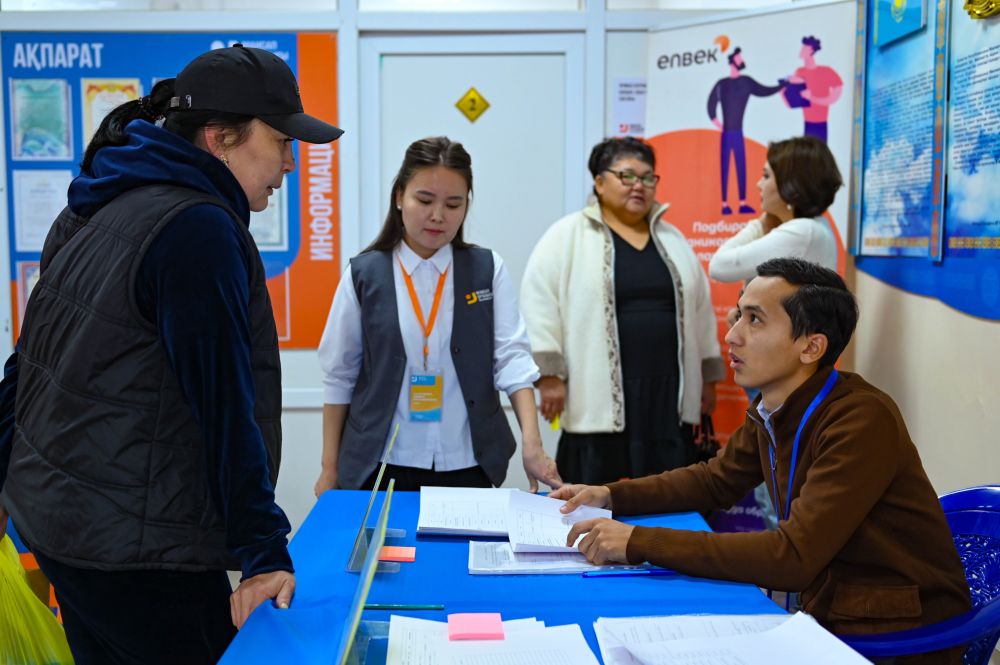 «Карьерный центр города Актобе» в честь празднования Дня Республики организовал ярмарку вакансий.