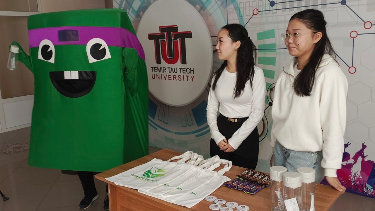 Бөтелке тапсыр — сыйлық ал: ҚарИУ студенттері экологиялық бастаманы қолдады