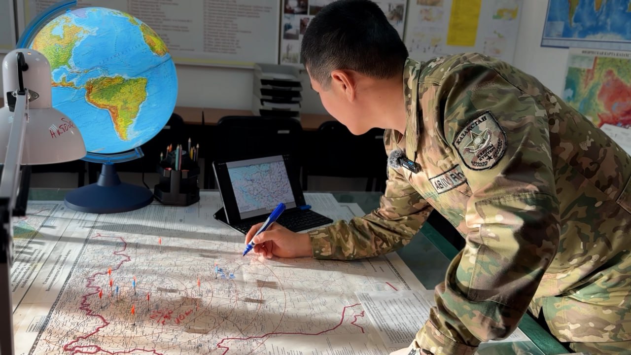 Military meteorologists study modern weather forecasting methods