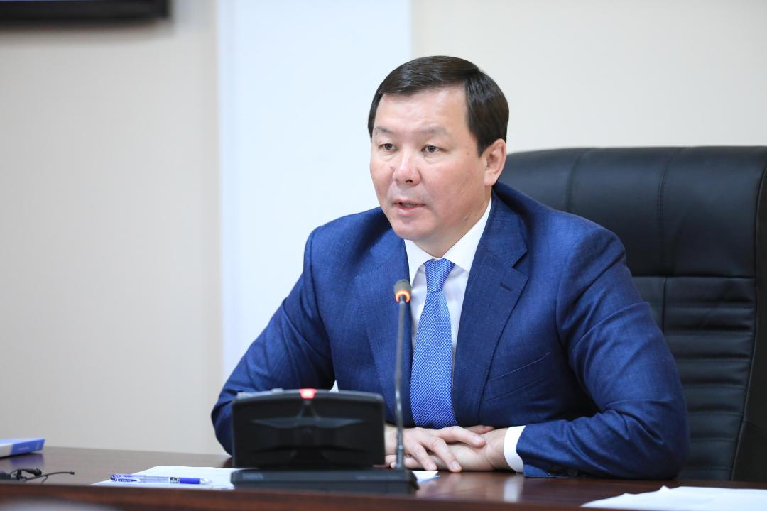 Асхат Шахаров мәслихат сессиясында өңірдің даму жоспарларымен бөлісті