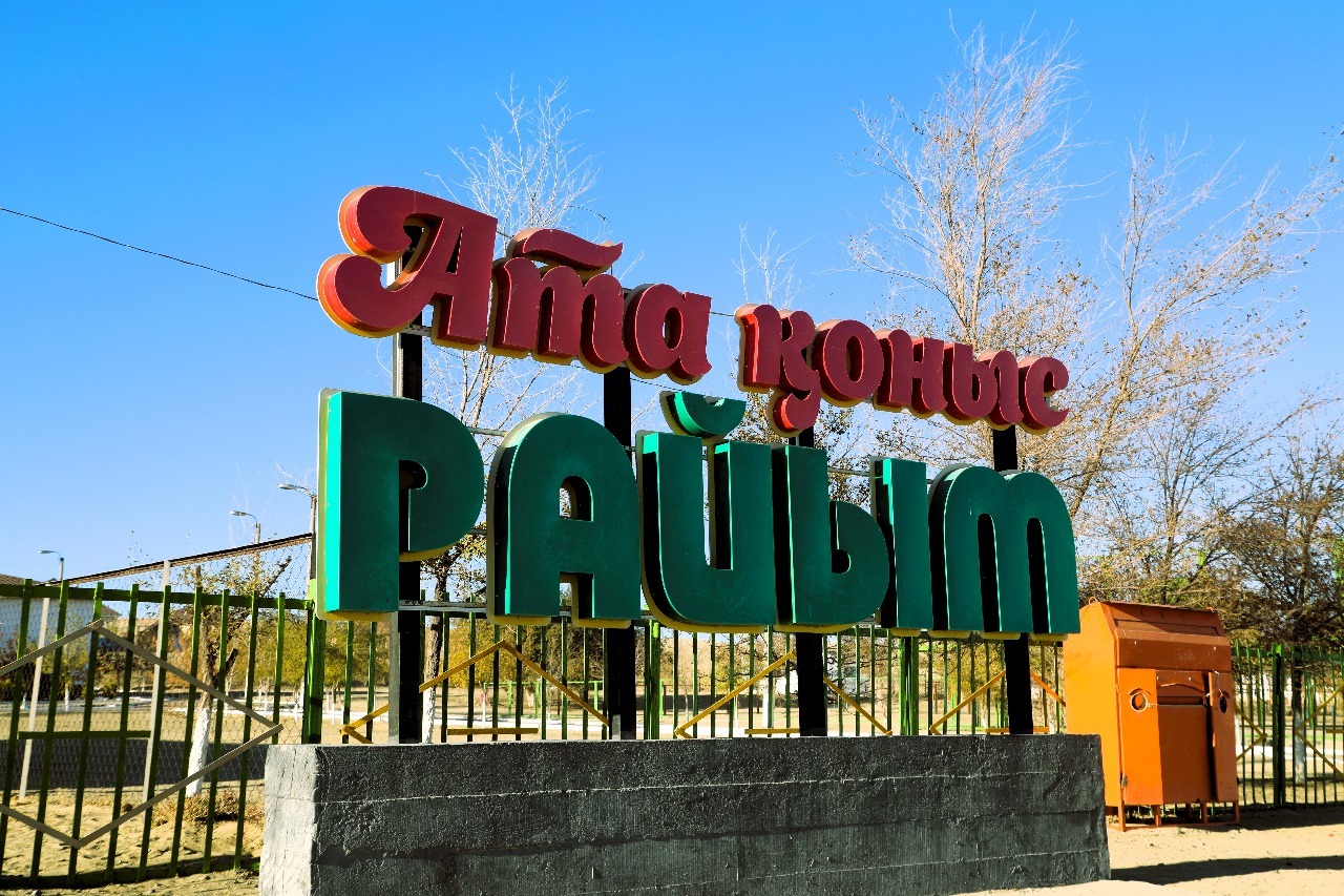 Толық қыз өзінің мысығын көрсетті