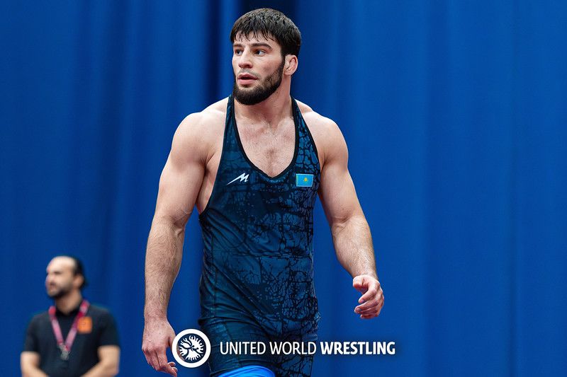 Екі спортшы мен күзетші спорт кешенінде душта жыныстық қатынасқа түскен.