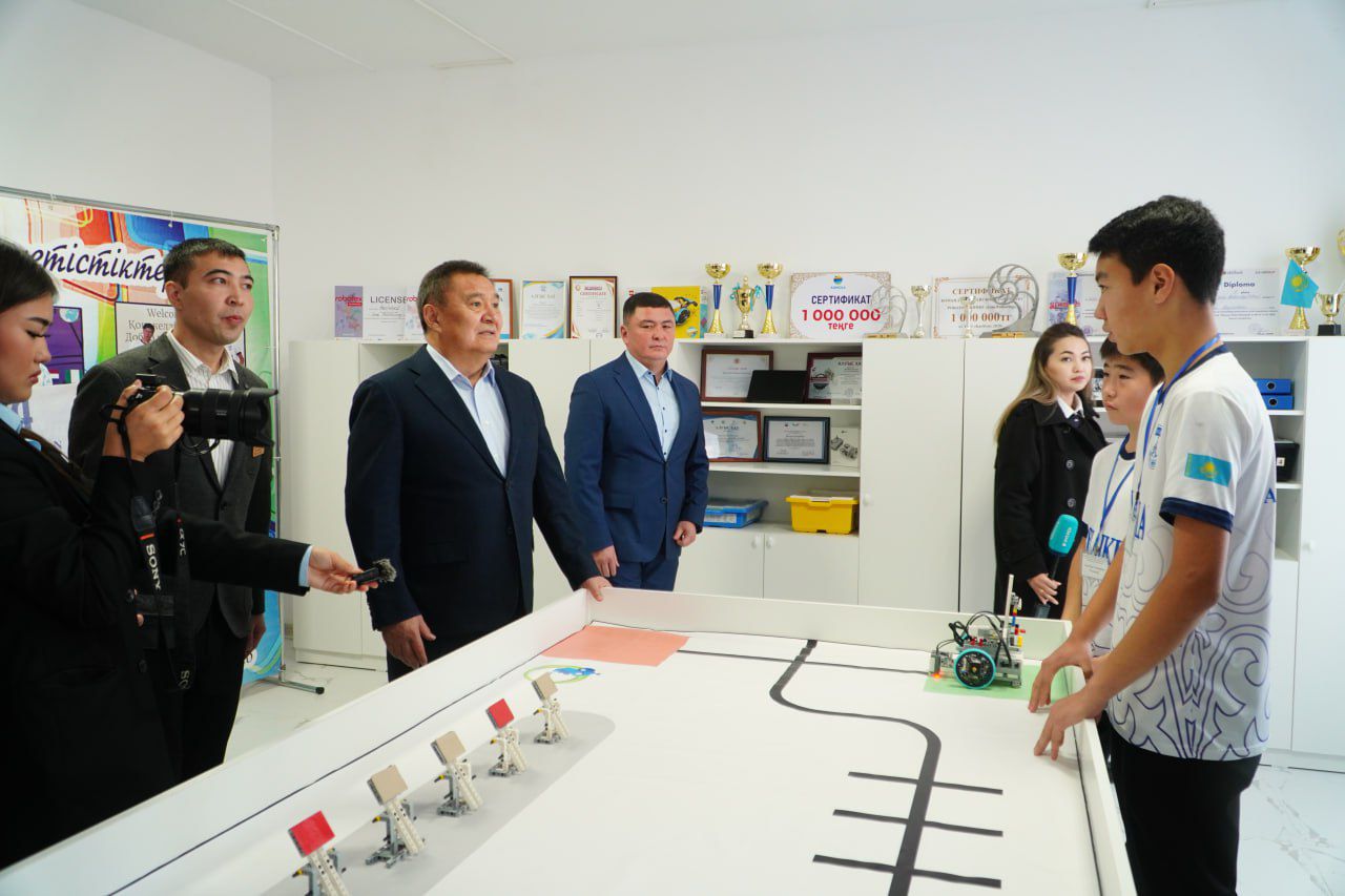 Марат Ахметжанов Италияны өз роботтарымен бағындырған Қызылағаш ауылының оқушыларымен кездесті