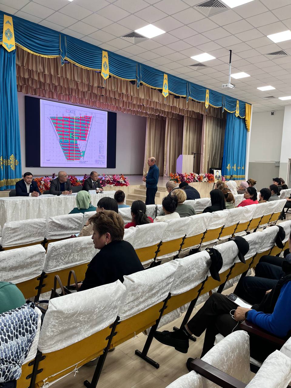 2025 жылғы 21 қазан күні Талдықорған қалалық мәслихатының «Заңдылықты сақтау, сәулет-құрылыс, тұрғын үй-коммуналдық шаруашылығы және жол-көлік инфрақұрылымы мәселелері» тұрақты комиссиясы қаланың құрамдас бөліктеріне атау беру бойынша көпшілік тыңдау өткізді.