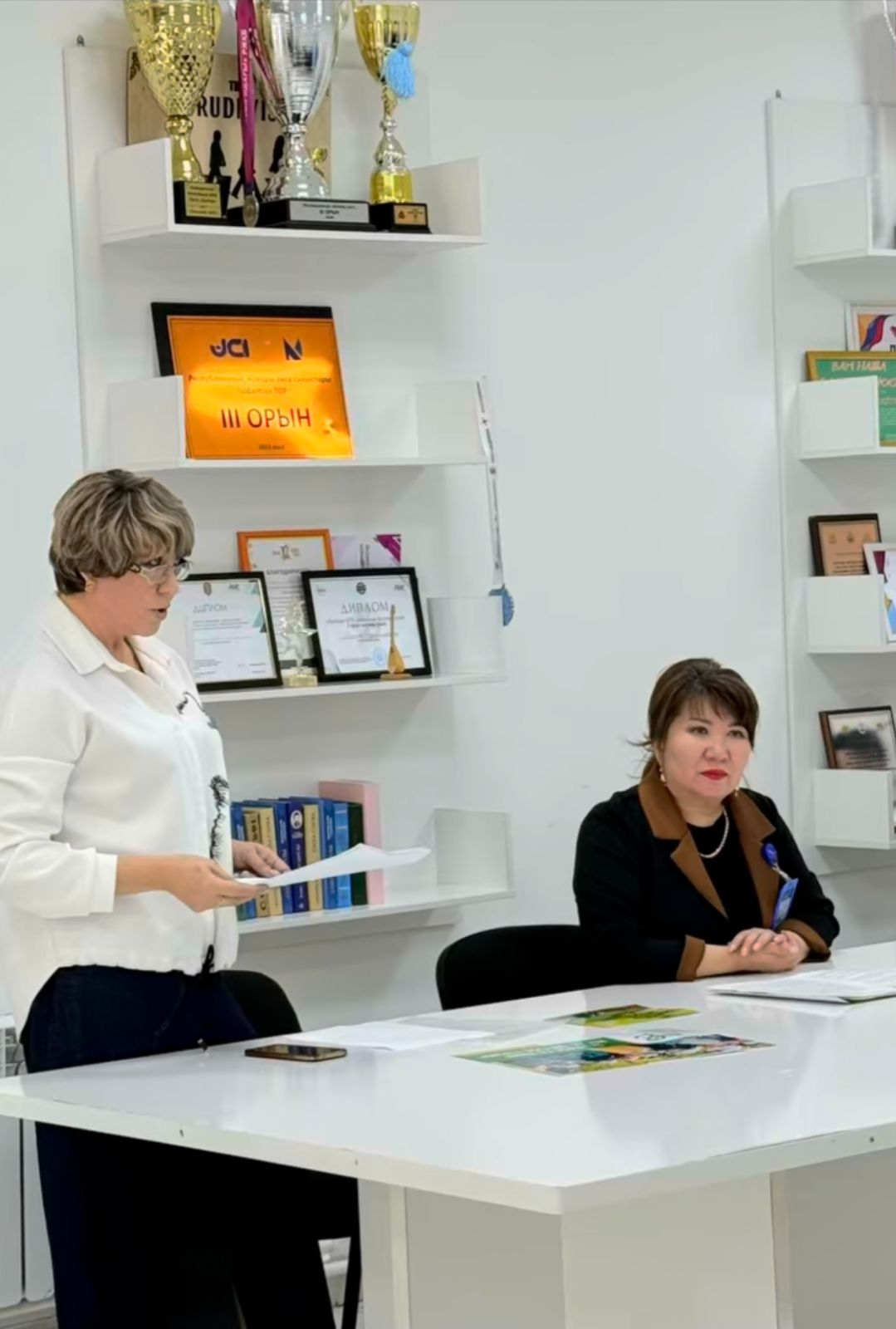 Рудный қаласы әкімдігінің «Рудный қалалық ішкі саясат бөлімі» ММ басшысы Г. А. Ермешекова мен Рудный қалалық мәслихатының депутаты Л. А. Александренко қала колледждерінің студенттерімен «Менің мамандығым — мемлекеттік қызметші» атты кездесу өткізді.