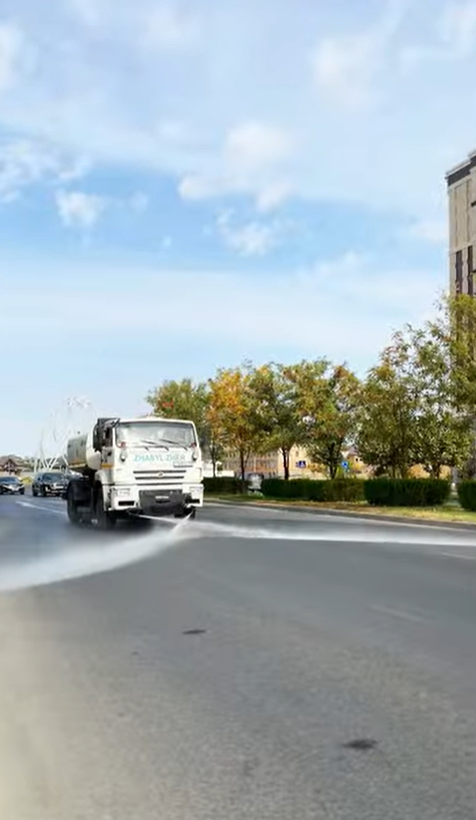 Листья устилают землю, замедляя дыхание города. В воздухе — прохлада осени и аромат труда. Именно в такую пору облик нашего города сохраняют и чистоту обеспечивают настоящие труженики — коллектив подрядной организации «Жасыл-Жер Шымкент», работающей под управлением городского Управления по развитию комфортной городской среды 🌿  Каждое утро для них начинается с труда, каждая улица обретает чистоту и покой благодаря их стараниям. Каждый подметённый лист — знак заботы, каждый очищенный двор — результат усердия 🍁  Чистота — это не просто работа. Это уважение к городу, забота о природе и ответственность перед жителями 🌾  Сотрудники «Жасыл-Жер Шымкент» ежедневно облегчают дыхание города, дарят жизнь улицам и порядок каждому уголку 💚  Чистый город — начало комфортной жизни. И мы стремимся быть не только свидетелями, но и её создателями 🌿