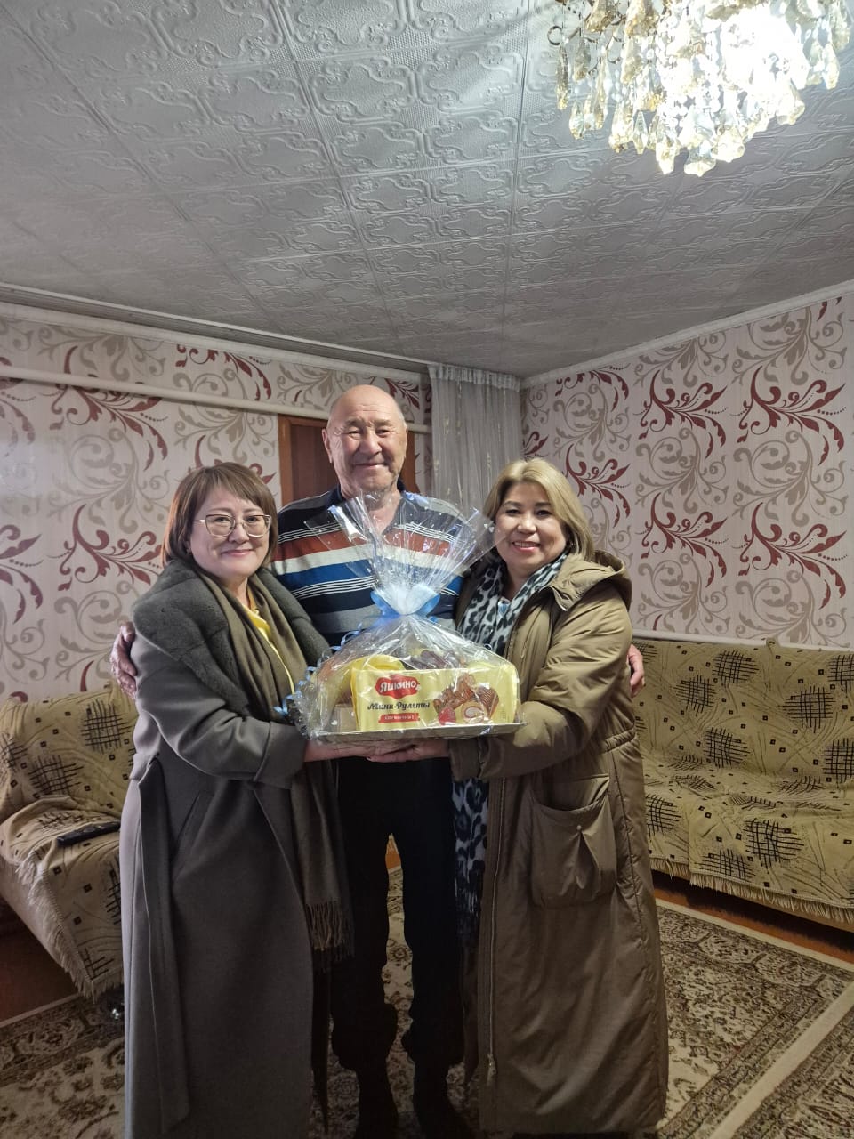 В празднования месячника пожилых людей, мы как депутаты районного маслихата поздравила на дому представителей старшего поколения и вручили угощение к чаю.
