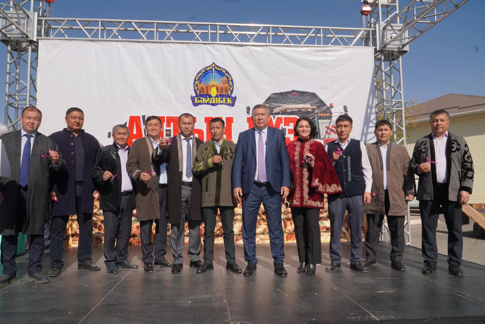 БӘЙДІБЕК: “АЛТЫН КҮЗ” МЕРЕКЕСІ ҚАРСАҢЫНДА АУЫЛДЫҚ ОКРУКТЕРГЕ ЖАҢА ТЕХНИКАЛАР ТАБЫСТАЛДЫ