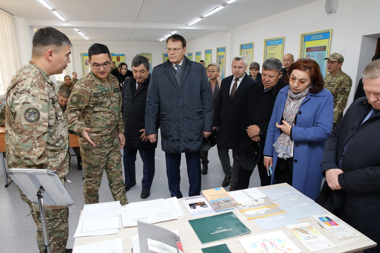 Депутаттар әскери қызмет саласындағы заңнамалық нормалардың іс жүзіндегі орындалу барысымен танысты