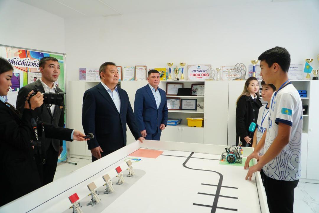 Марат Ахметжанов Италияны өз роботтарымен бағындырған Қызылағаш ауылының оқушыларымен кездесті