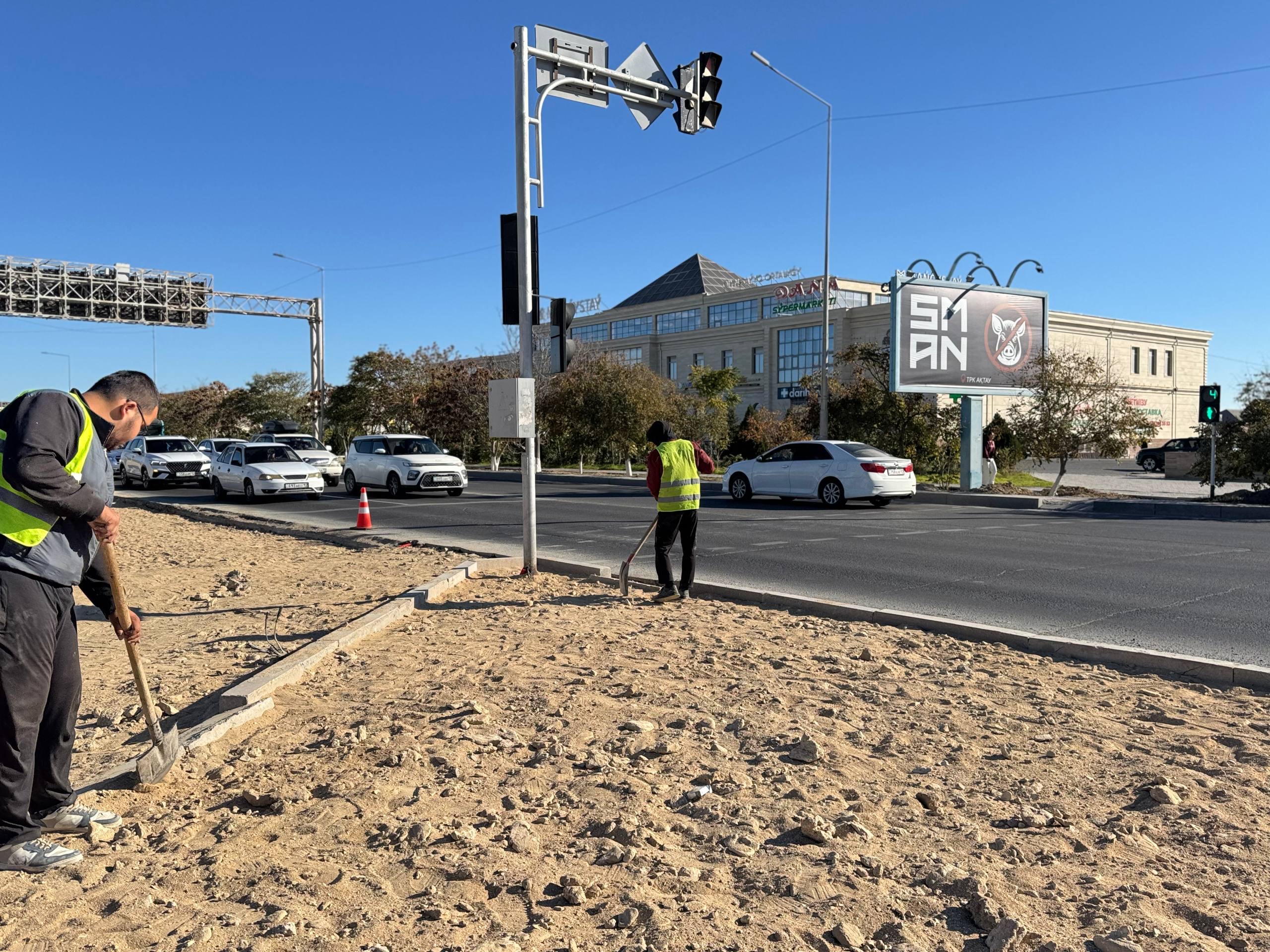 Ақтауда қосымша оңға бұрылыс жолақтары салынуда