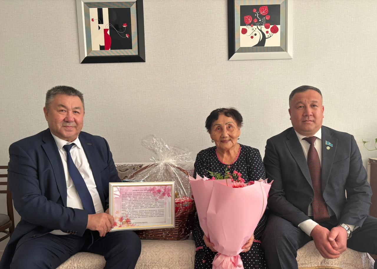 Председатель маслихата поздравил с прадником ветерана