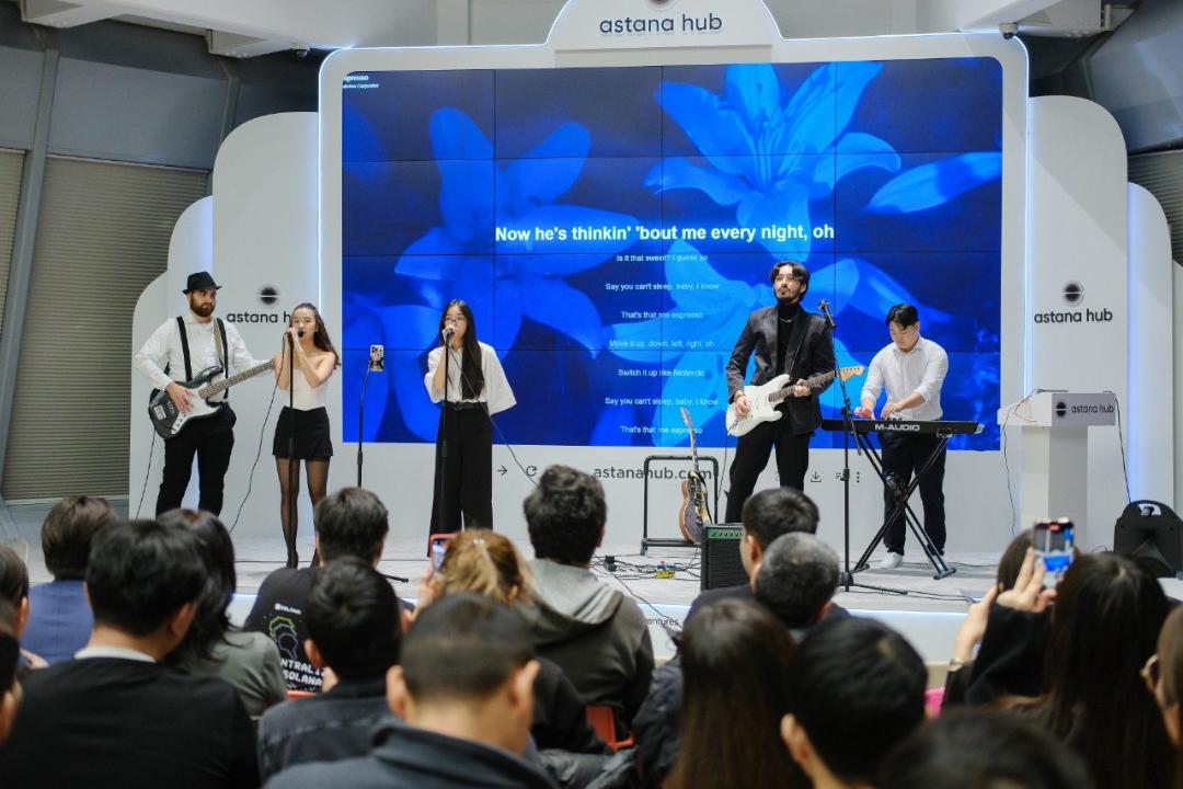 Astana Hub сахнасы маңында жас орындаушылардың музыкалық өнер көрсетуі.