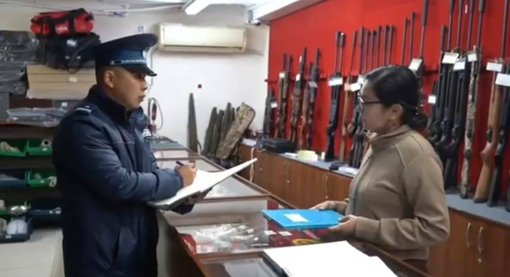 “Қару” іс-шарасы: Атырауда полицейлер қару-жарақ дүкендерін тексеруде