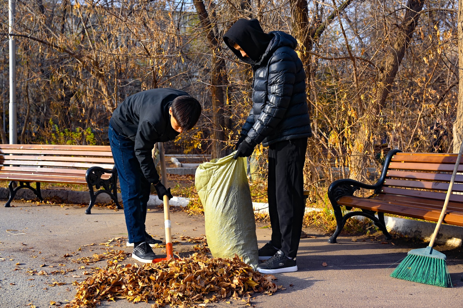 Таза Қазақстан: ақтөбелік экобелсенділер «Ретро» саябағын тазартты