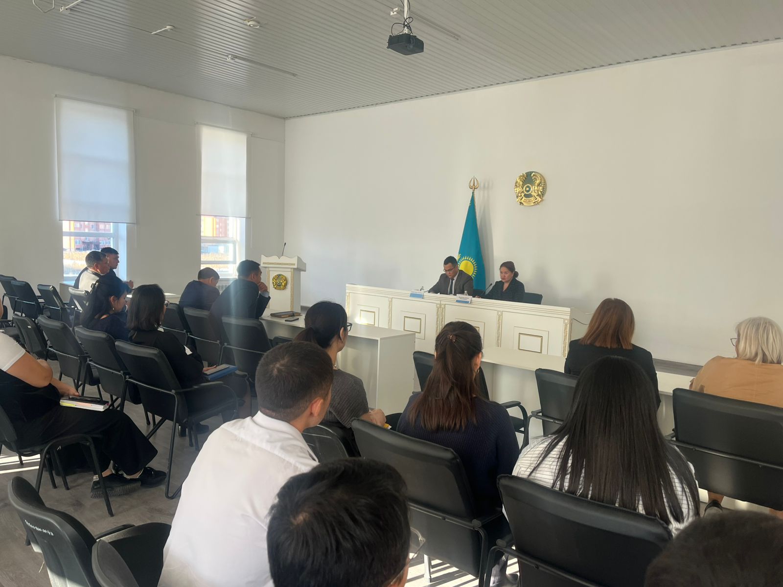 ️Қосшы қаласының әкімдігінде Қазақстан Республикасы Мемлекеттік қызмет істері агенттігінің Ақмола облысы бойынша департаменті басшысының орынбасары, Әдеп жөніндегі кеңес хатшылығының меңгерушісі Ануар Омаров пен Ақмола облысы әкімі аппаратының әдеп жөніндегі уәкілі Айнагүл Жанәділова мемлекеттік қызметшілерге арнап әдеп нормалары мен қызметтік этикаға қатысты түсіндіру жұмыстарын жүргізді