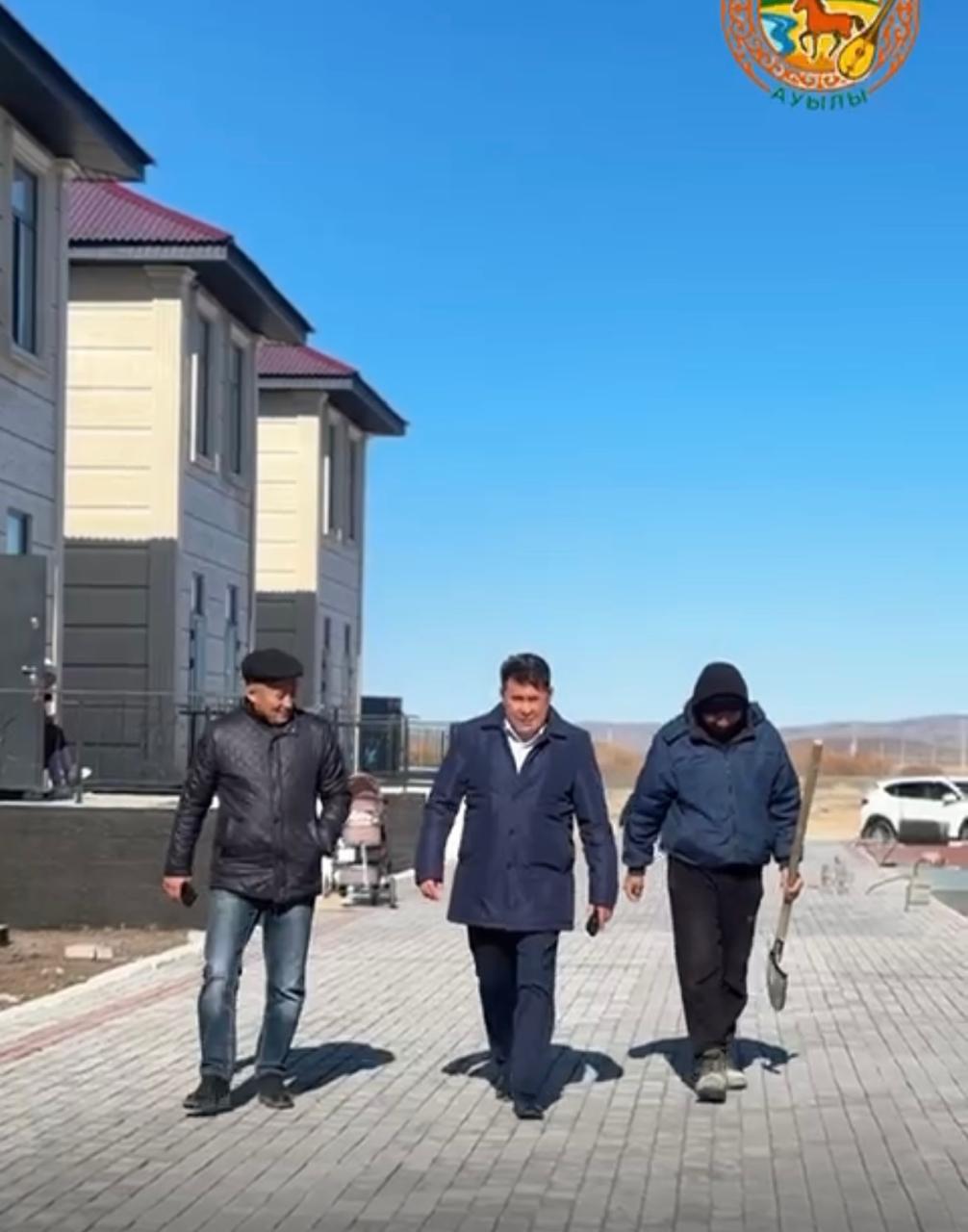 Құмжон көшесіндегі таунхаустар аумағында абаттандыру жұмыстары жүргізілуде.