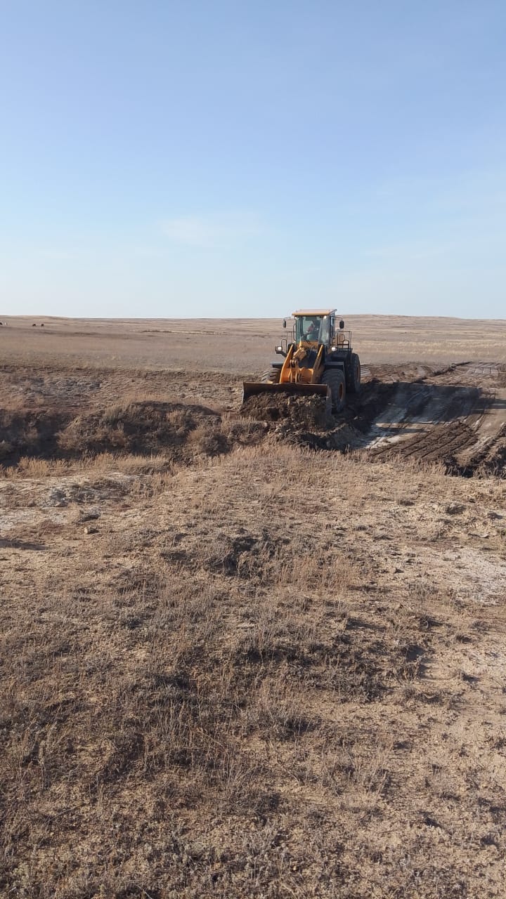 В селе Кокпекты проводятся работы по укреплению дамбы плотины