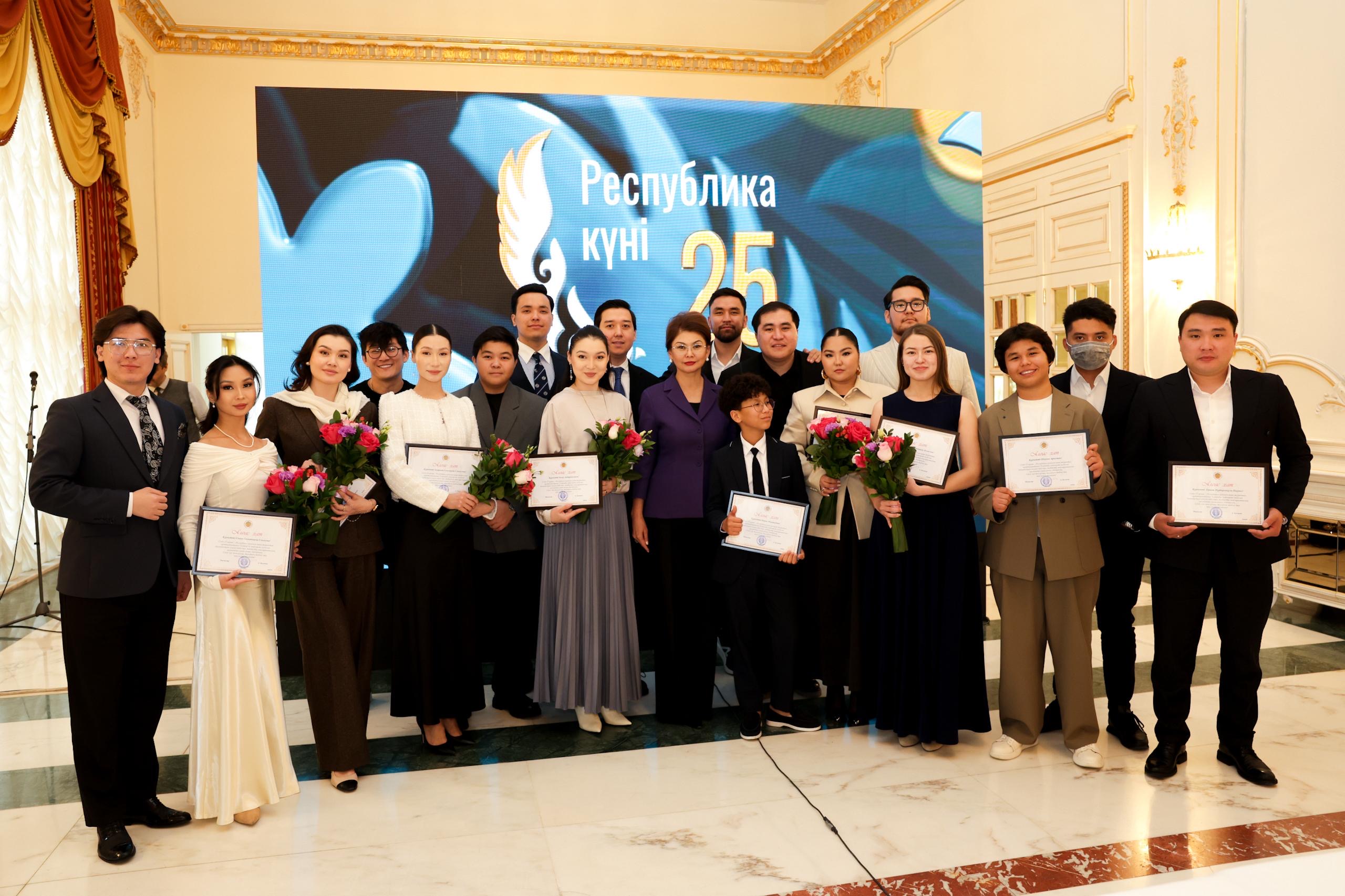 Аида Балаева 18 дарынды өнерпазды марапаттады