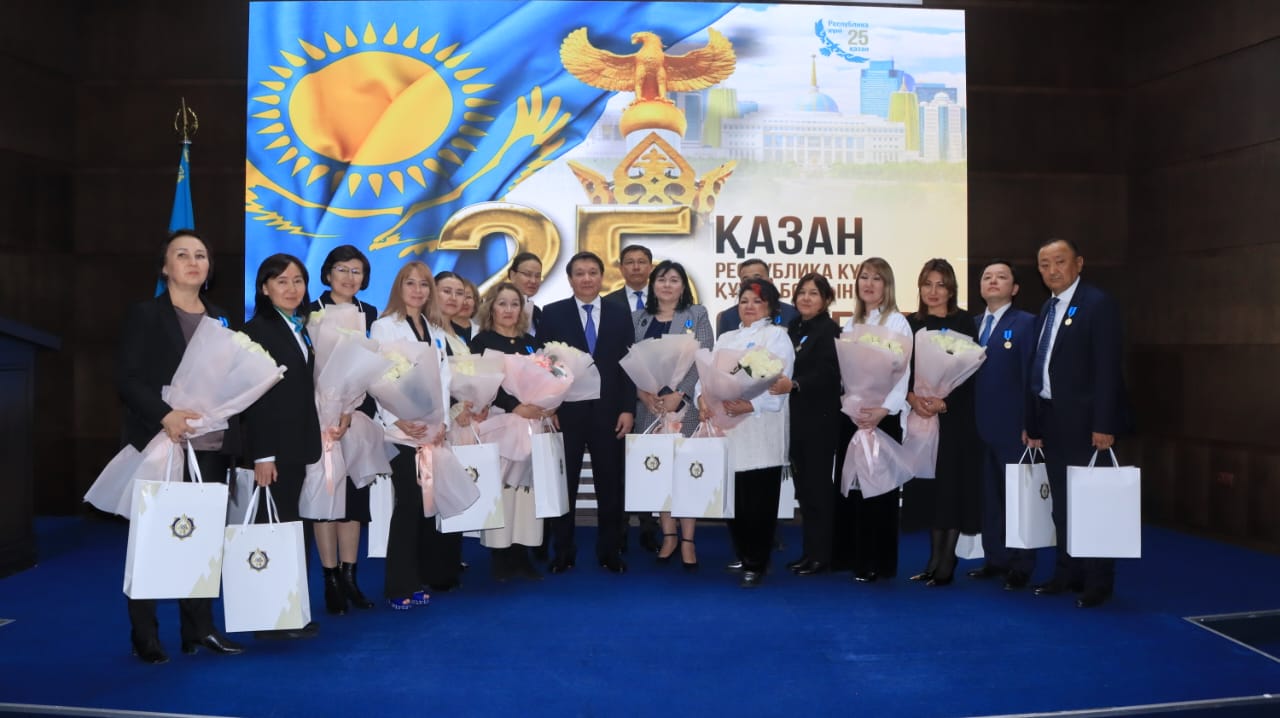 Республика күніне орай Мемлекеттік кірістер органдарының қызметкерлері мемлекеттік наградалармен марапатталды