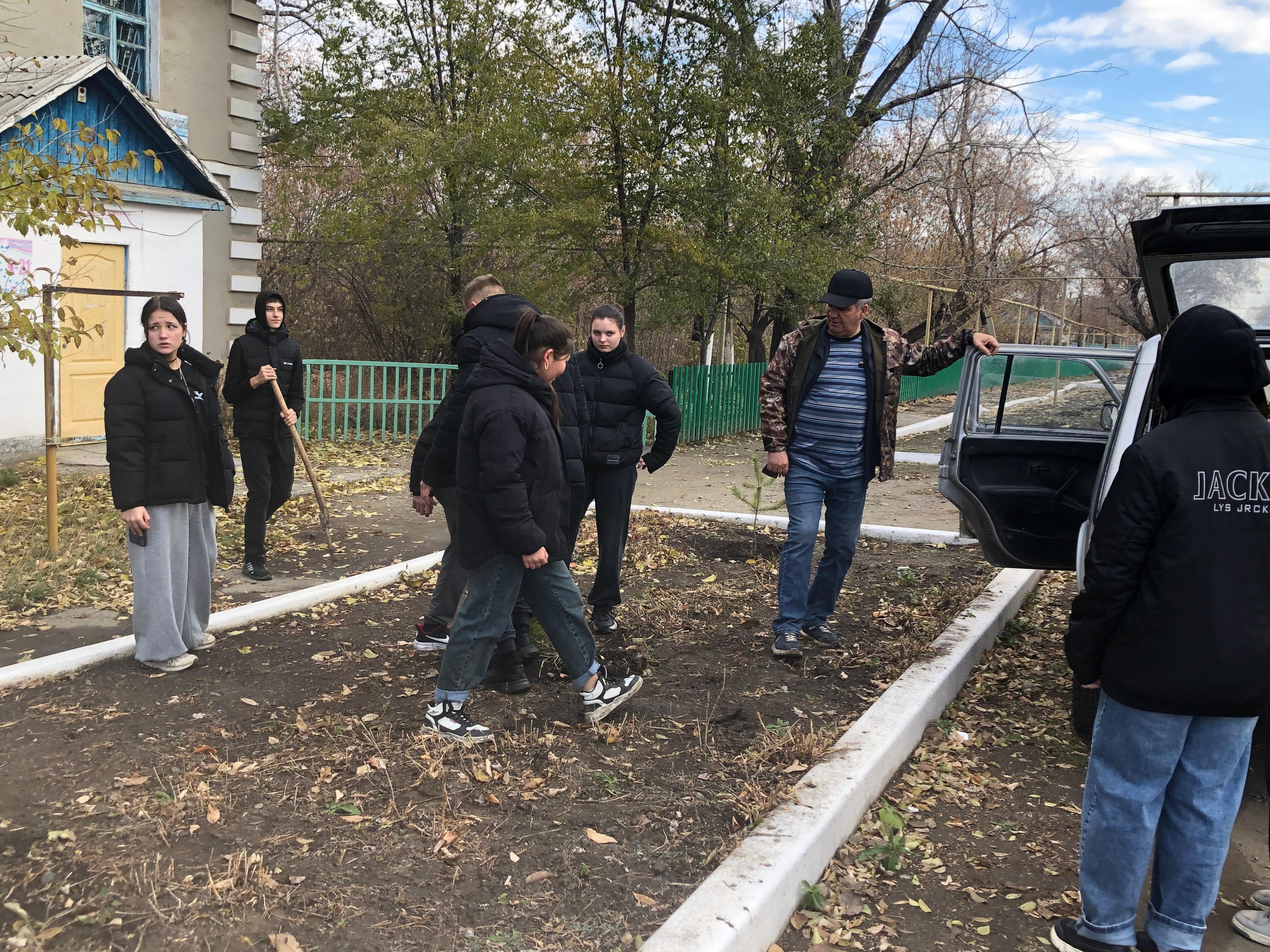 “Таза Қазақстан” бағдарламасы аясында Боскөл ауылында абаттандыру жұмыстары жалғасуда. Мектеппен бірлесіп, мектеп питомнигінде өсірілген қарағай көшеттері отырғызылды.»