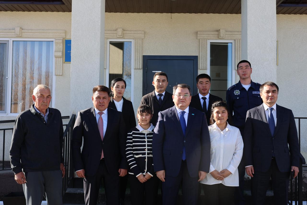 Красная поляна ауылдық округінде Қазахстан Республикасы Президенттің кеңесшісі Мәлік Отарбаевтың қатысуымен кездесу өтті. Кездесу Мемлекет басшысының соңғы Жолдауында айтылған тапсырмаларды жүзеге асыруға арналды. Кездесуге қатысушылар цифрлық технологияларды енгізу, инфрақұрылымды дамыту және жергілікті атқарушы органдардың жұмыс тиімділігін арттыру мәселелерін талқылады.