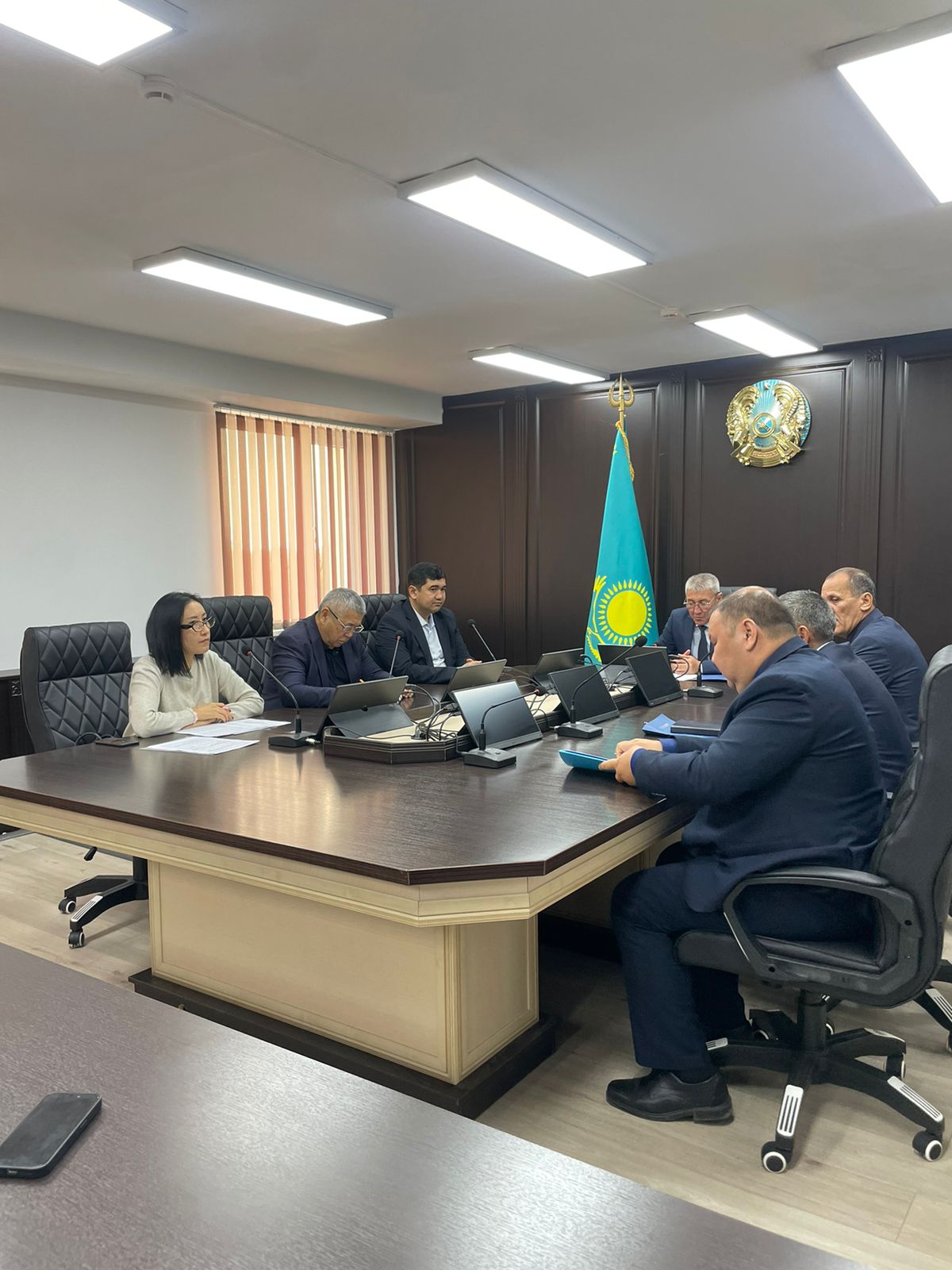 2025 жылдың 23 қазанында Жамбыл облысы бойынша тексеру комиссиясының мүшесі И. Тулемисовтің төрағалығымен Жамбыл облысы бойынша Ішкі мемлекеттік аудит департаменті және Жамбыл облысы әкімдігінің Мемлекеттік сәулет-құрылыс бақылау басқармасы қызметкерлерінің қатысуымен дөңгелек үстел өткізілді.