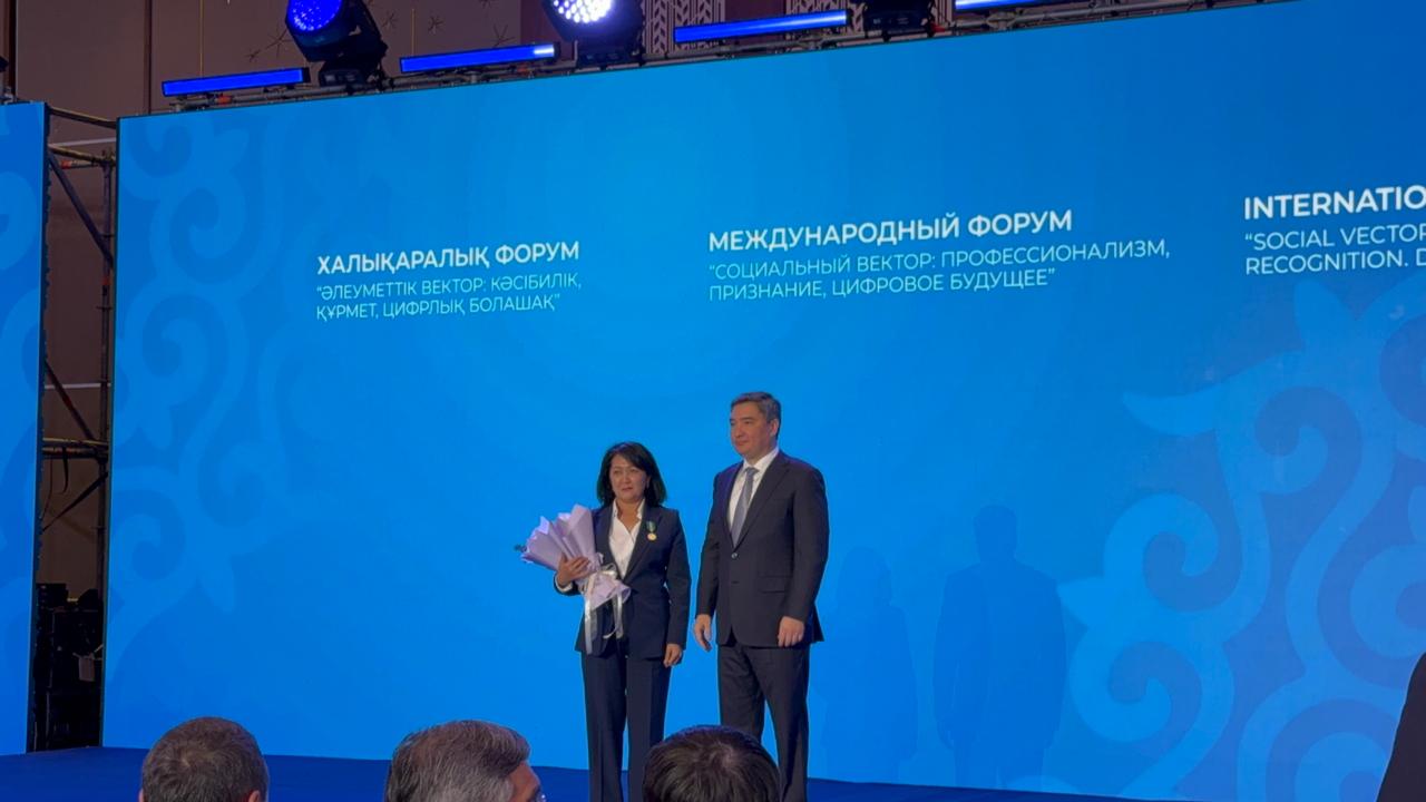 Премьер-министр РК Олжас Бектенов вручил государственные награды ветеранам труда и работникам социальной сферы