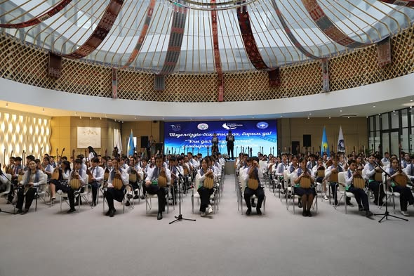 «ҰЛЫ ДАЛА МҰРАГЕРЛЕРІ» ДОМБЫРАШЫЛАР ФЛЕШМОБЫ ӨТТІ