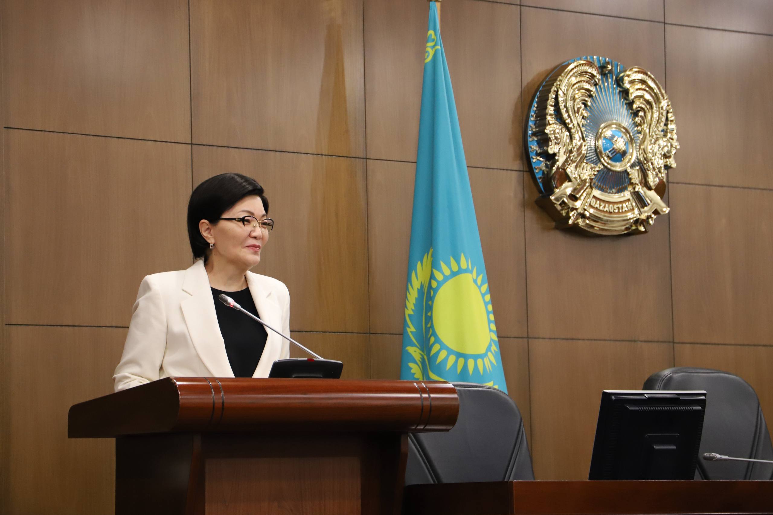 Еңбекминінің басшысы ведомство қызметкерлерін Республика күнімен құттықтады