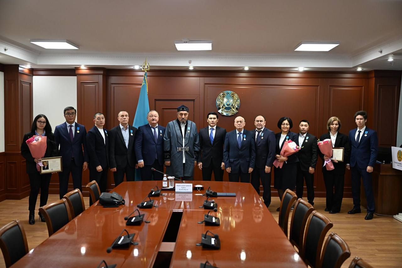 Министр Республика күні қарсаңында отандық спорттың дамуына елеулі үлес қосып, табысты еңбек етіп жүрген бірнеше маманды мемлекеттік және ведомстволық наградалармен марапаттады