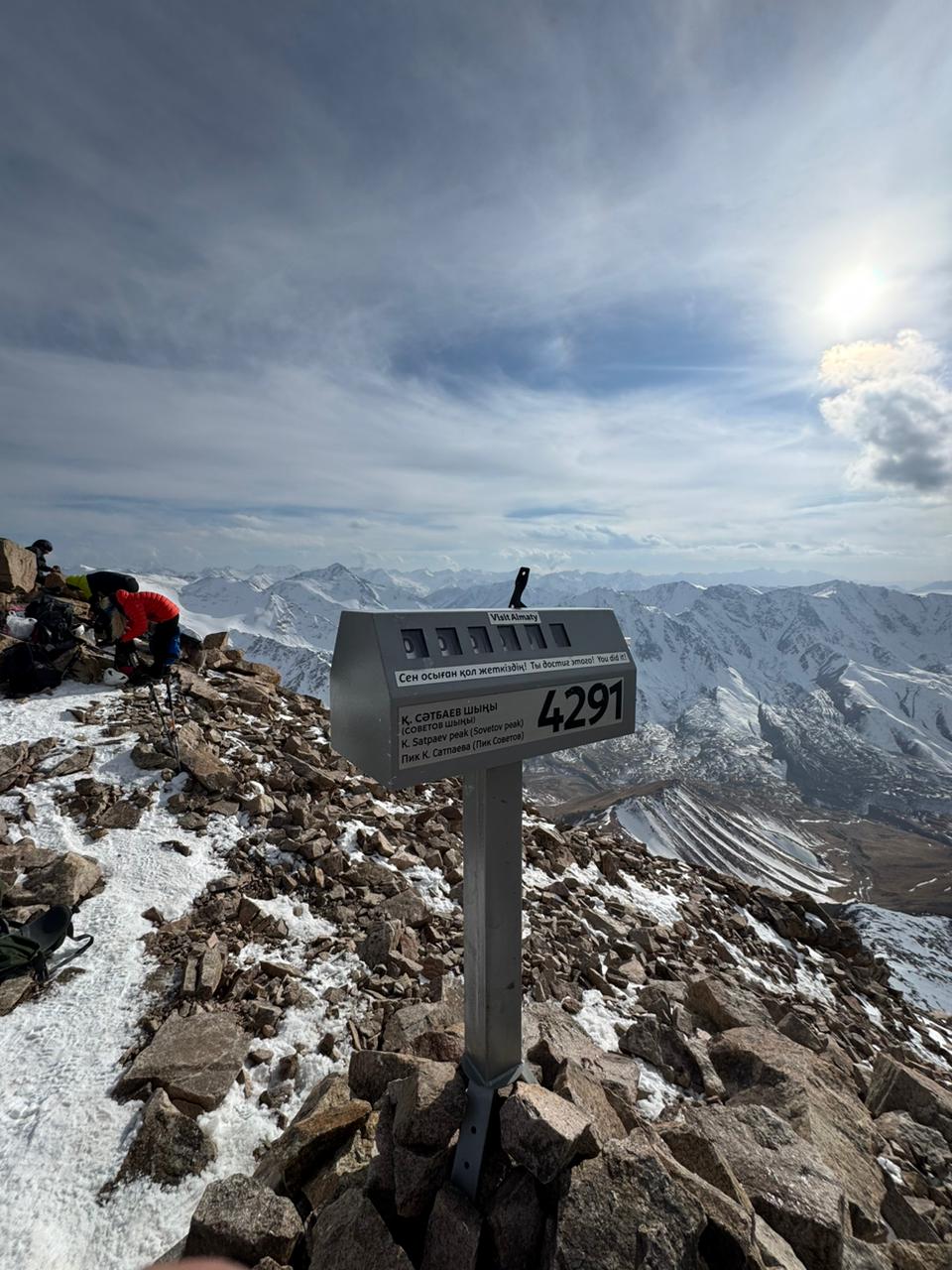 🏔 Установлен заключительный, третий счётчик восхождения на пик К. Сатпаева (4 291 м).