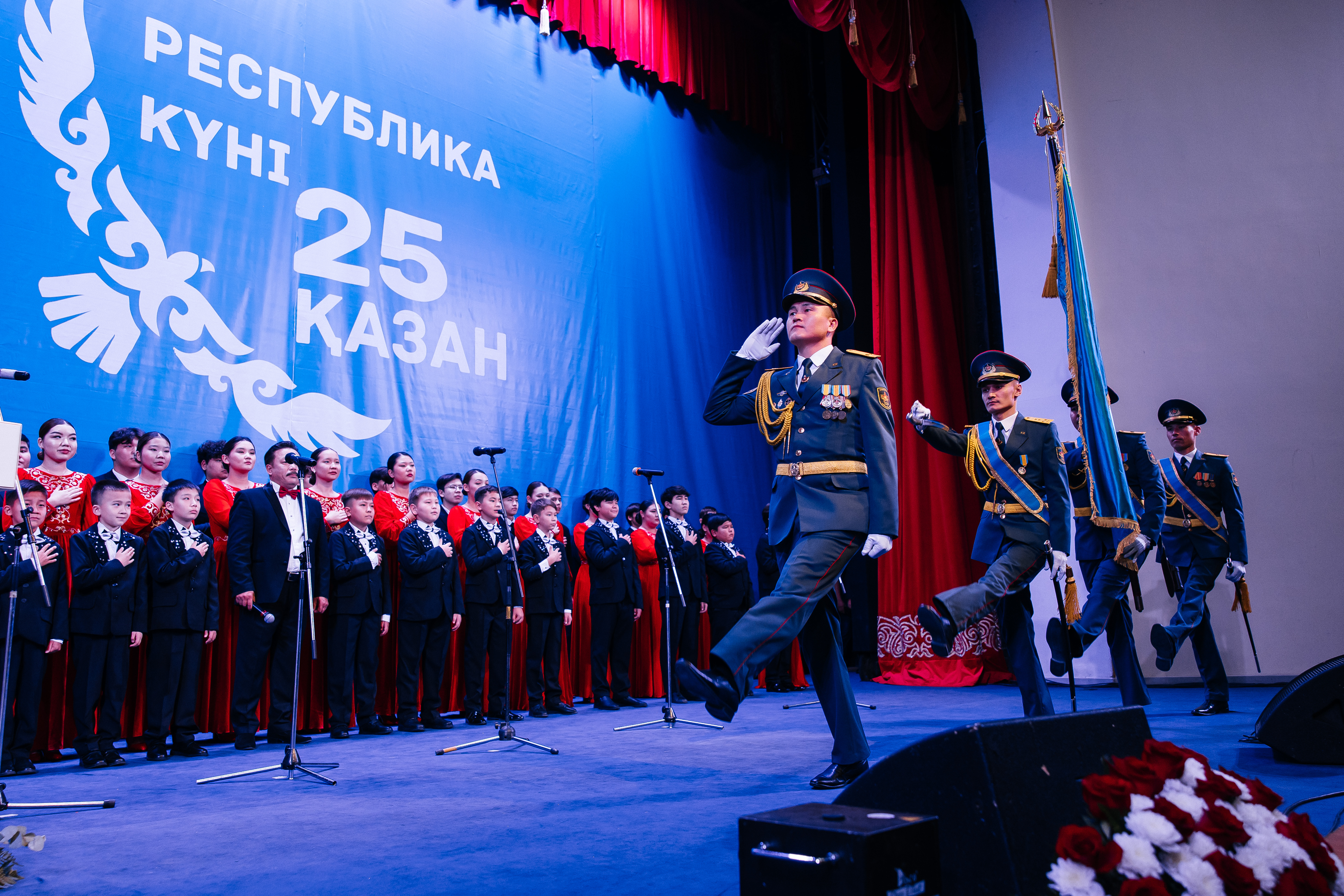 Атырау облысының әкімі Серік Шәпкенов Республика күні қарсаңында мемлекеттік наградалар табыстады