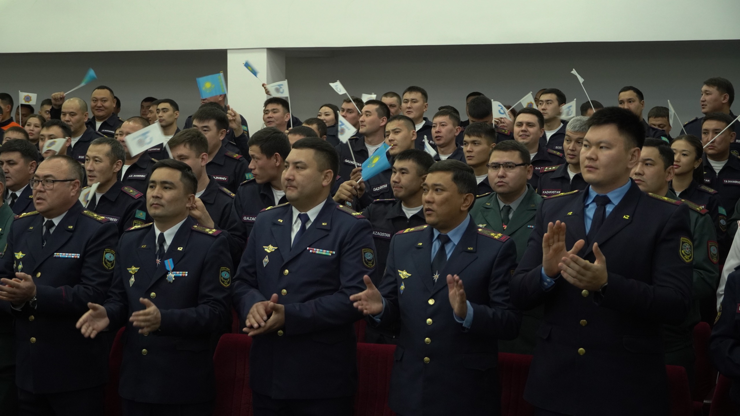 Латекс БДСМ лесбиянкалық порно