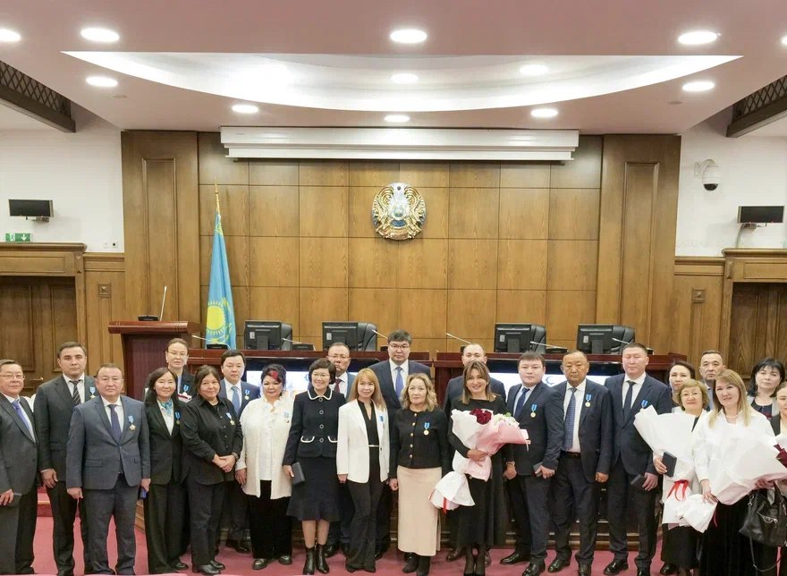 Қаржы министрі Мәди Такиев өңірлік Қазынашылық департаменттерінің басшыларына мемлекеттік наградалар табыс етті