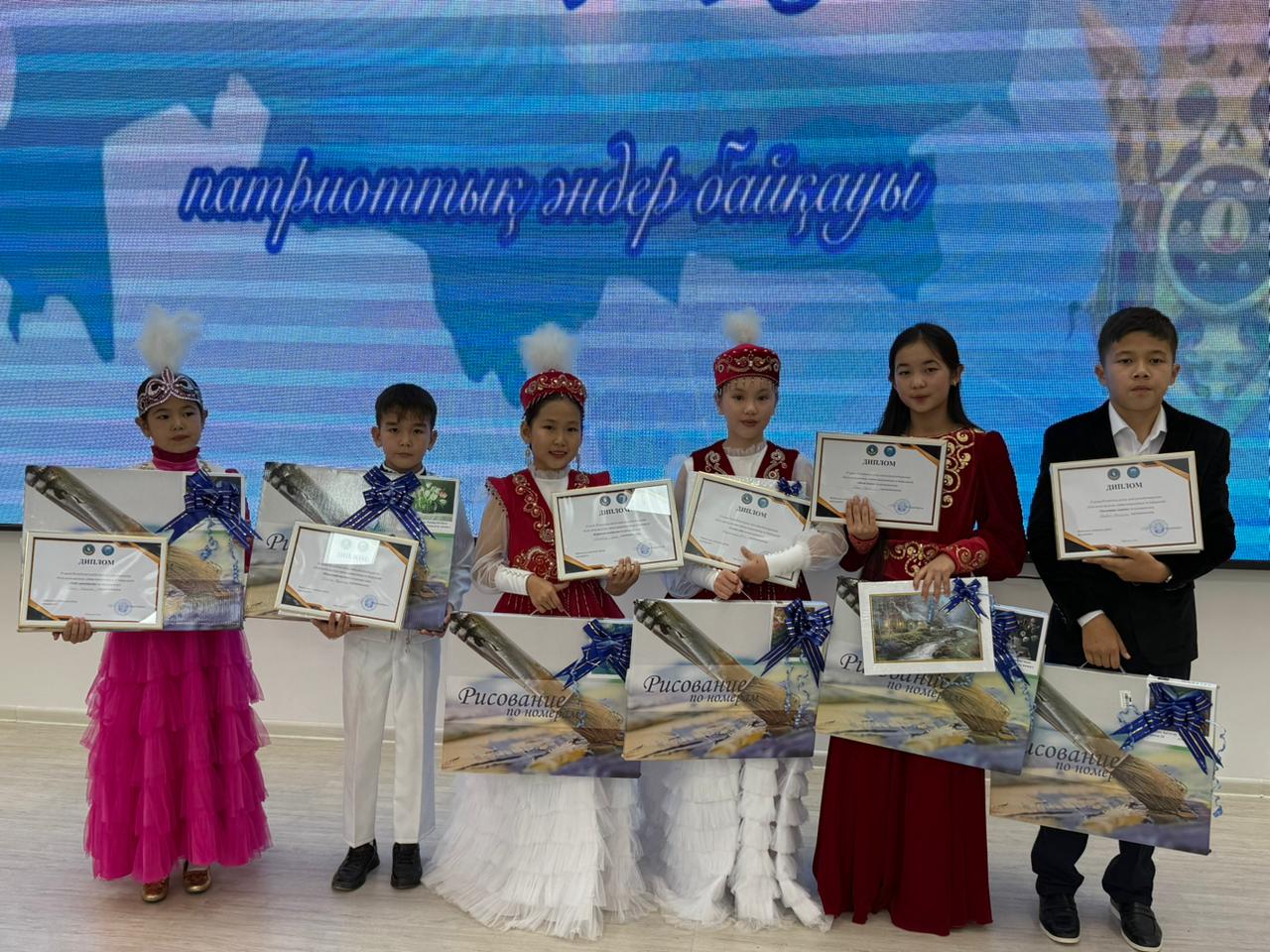 В Доме культуры села Майкумген в честь Дня Республики, был организован конкурс патриотических песен под названием «Елім менің аңсаған»