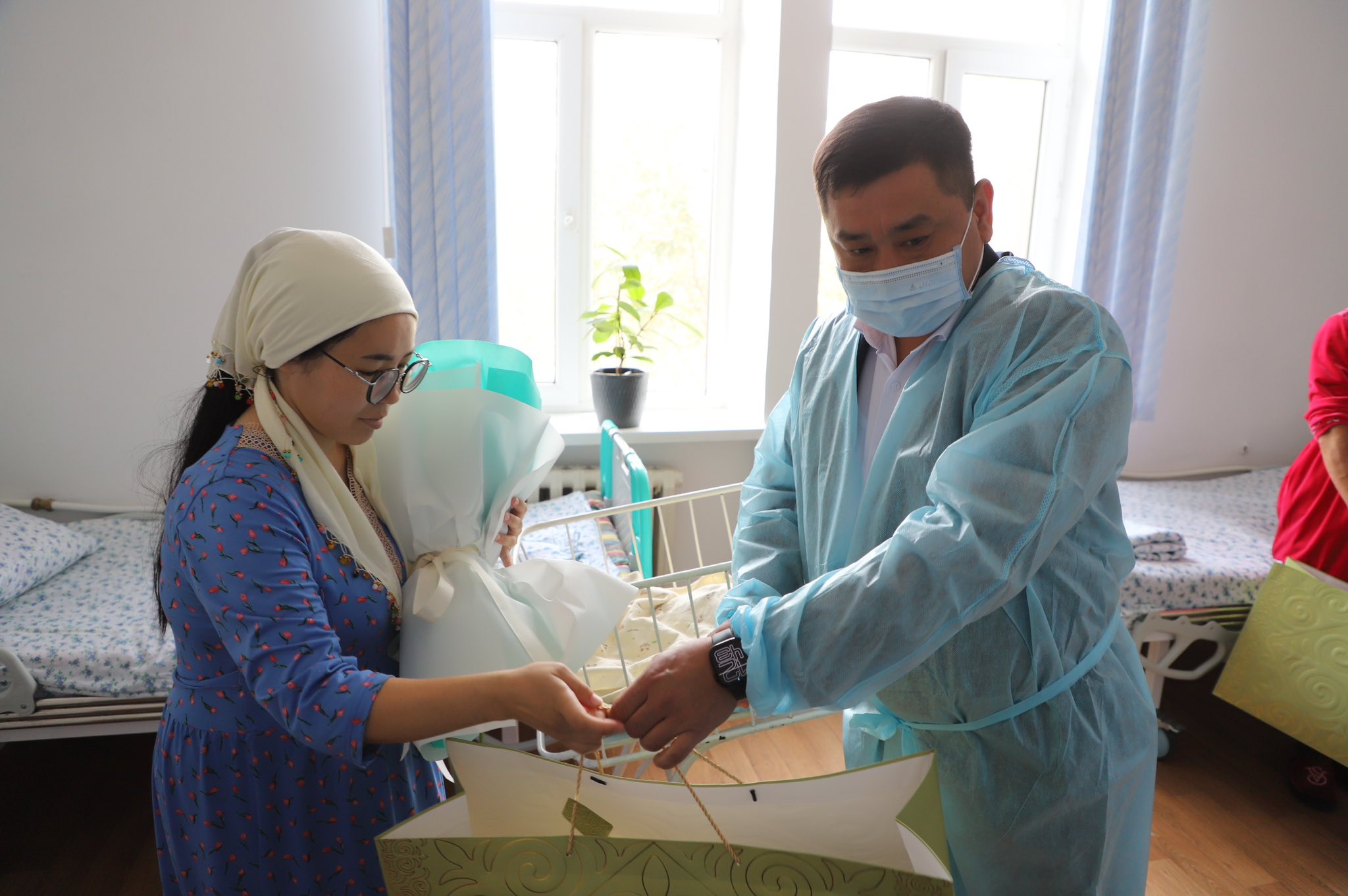 Аудан басшысы республика күні қарсаңында өмірге келген сәбилер мен аналарды құттықтады